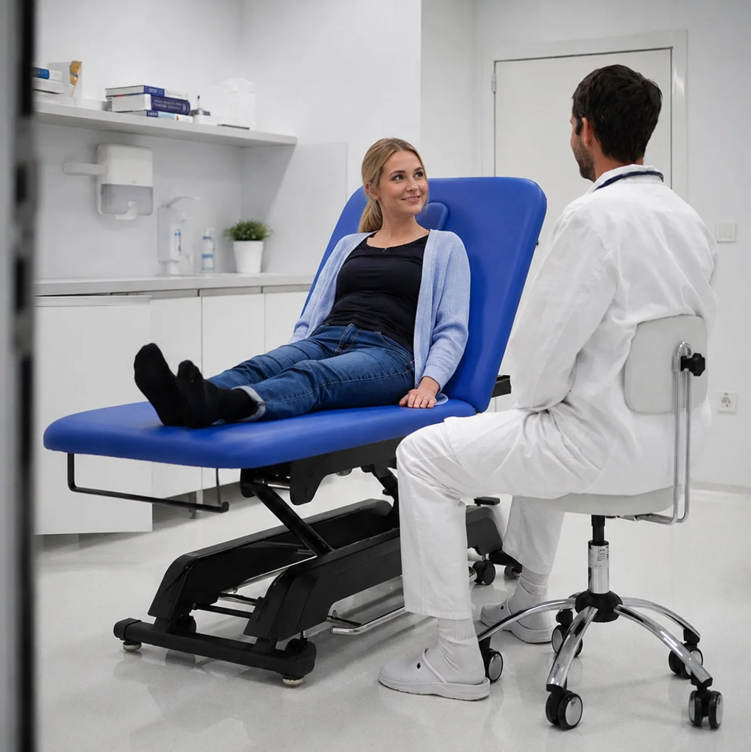 Elektrische Behandlungsliege «BRYNE»