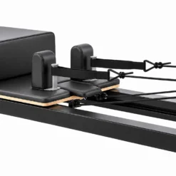 Reformer-Pilates-Gerät