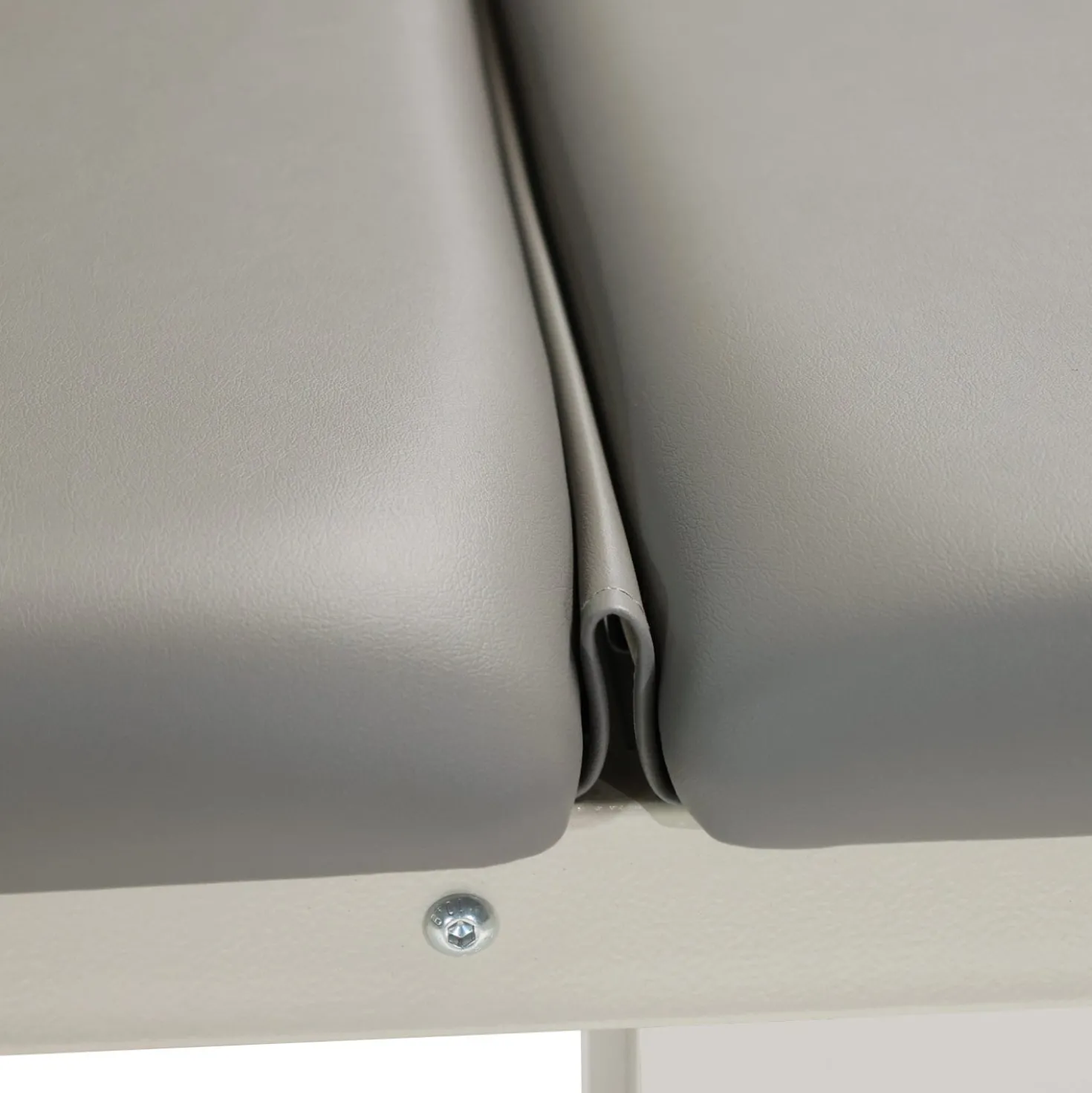 Untersuchungsliege mit Schubladen