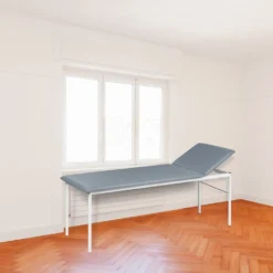 Untersuchungsliege mit verstellbarem Kopfteil