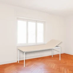 Untersuchungsliege mit verstellbarem Kopfteil