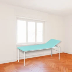 Untersuchungsliege mit verstellbarem Kopfteil