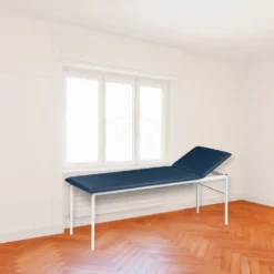 Untersuchungsliege mit verstellbarem Kopfteil