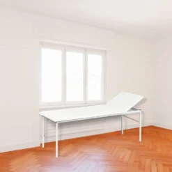 Untersuchungsliege mit verstellbarem Kopfteil